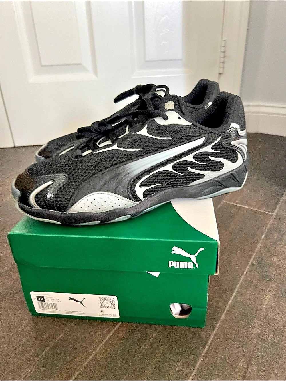 Puma inhale metallic women’s Sneakers Black & White US 10 brand new